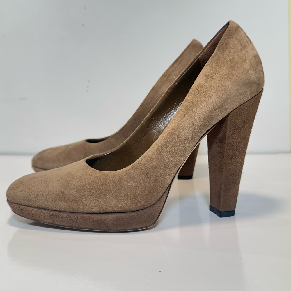 Gucci Pump - image 1